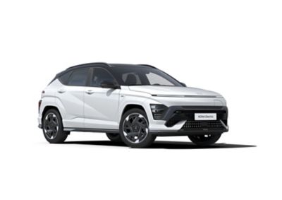 Pohled ze tří čtvrtin na zcela nový Hyundai KONA Electric N Line, který ukazuje jeho speciální přední nárazník.