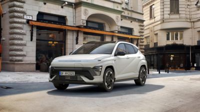 Hyundai KONA Electric N Line parkert foran en bygning i en by. Foto.