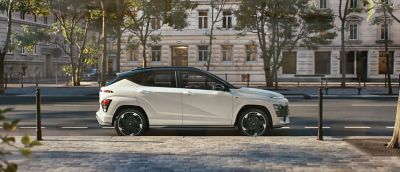 Kona Electric N Line stojící podél silnice ve městě.