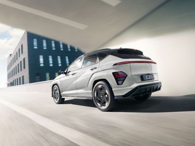KONA Electric exterieur driekwart achter rijdend