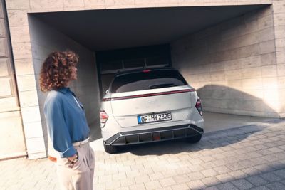 Rear view of the Hyundai KONA Electric N-Line with Seamless Horizon Lamp and dedicated bumper. 
