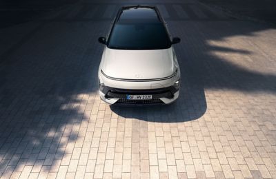 The front of the all-new Hyundai KONA Electric N Line with its Seamless Horizon Lamp and and black roof.