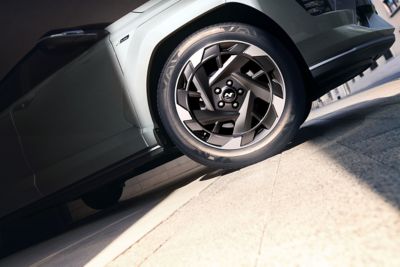 A three quarter view of the KONA Electric N Line showcases the bold and sporty 19" alloy wheels. 