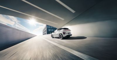 KONA Electric N Line kjørende i en tunell. Foto. 