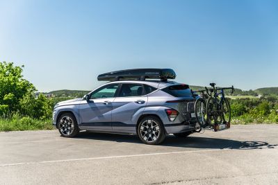 KONA Electric 5 med takboks. Foto.