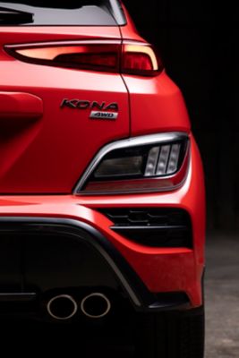 Pohled zezadu na centrální difuzor a dvojité výfukové potrubí nové Kony N Line.