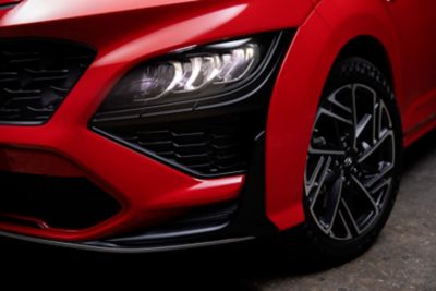 Čelní pohled na nový výkyvný panel nové Kony N Line a 18" kola z lehké slitiny s diamantovým řezem.