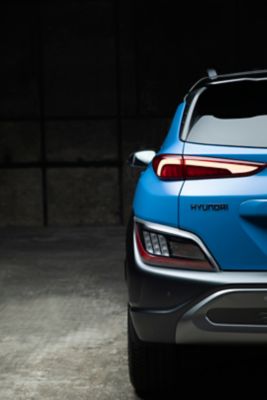 Pohled zezadu na novou Konu v barvě Surfy Blue.