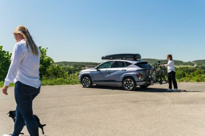 Elbilen KONA Electric med Packline takboks og sykkelstativ. Foto.