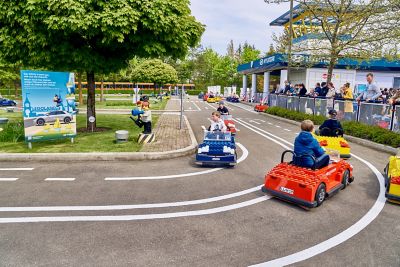 Kinder auf dem Fahrparcour der Hyundai Fahrschule im LEGOLAND® Deutschland Resort.