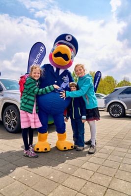 Im LEGOLAND® Deutschland Resort posiert das Hyundai Verkehrs-Maskottchen, der Papagei Fredi, mit Kindern für ein Foto.