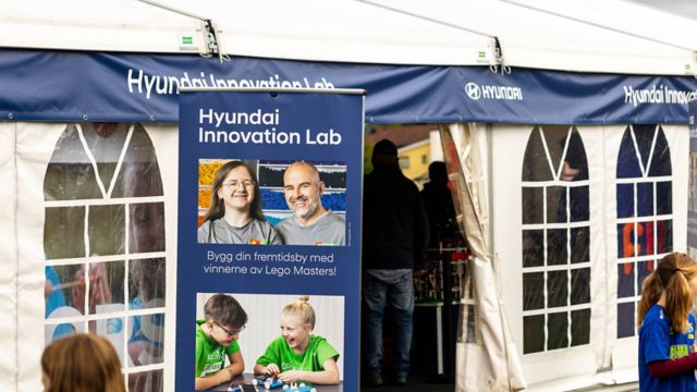 Utenfor Innovation-lab teltet på Ekerberg. Foto.