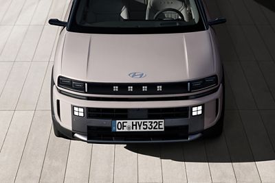 Hyundai NEXO hydrogen powered SUV seen from the front.