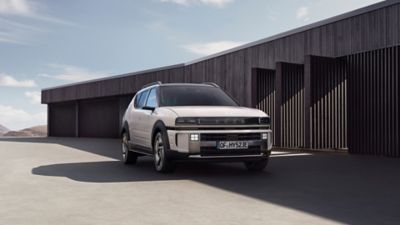 Nuova Hyundai NEXO, vista frontale, parcheggiata davanti a un garage moderno.