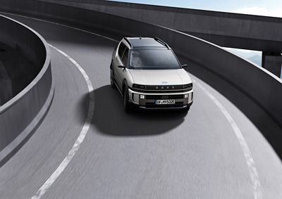 Ein Hyundai Nexo von vorne, der eine Straße entlang fährt.