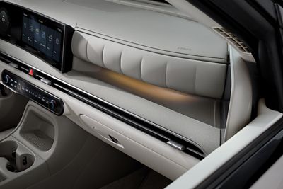 Dashboard with ambient lighting inside the Hyundai NEXO.	