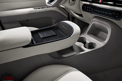 The centre console and front row storage spaces and cupholders inside the Hyundai NEXO.