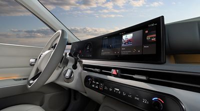 Panoramic Curved Display, steering wheel and controls for automatic climate control in Hyundai NEXO.