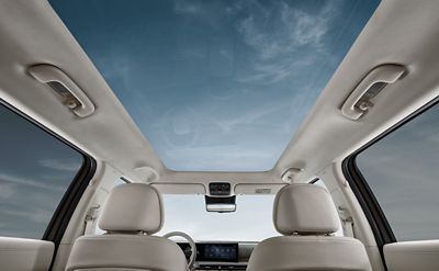  The vision glass sunroof the Hyundai NEXO stretches out above both rows of seats.	