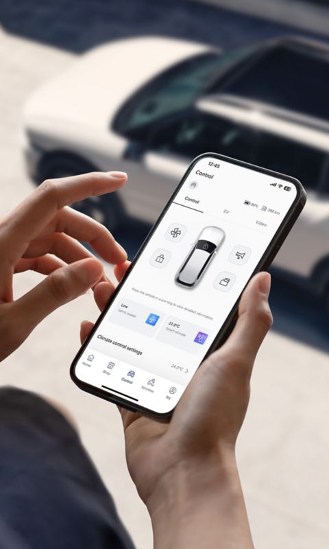 Persona consultando remotamente el estado de su Hyundai con la app myHyundai