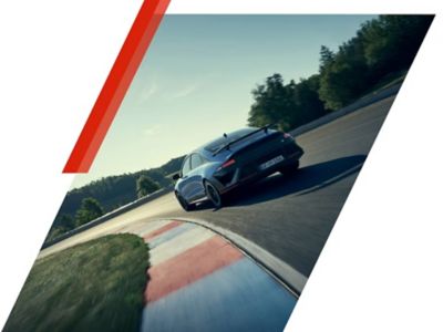 Achteraanzicht Hyundai IONIQ 6 N die door een bocht op het circuit rijdt.