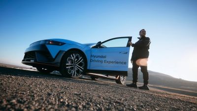 Een Hyundai IONIQ 5 N op het circuit tijdens een Hyundai Driving Experience-event.