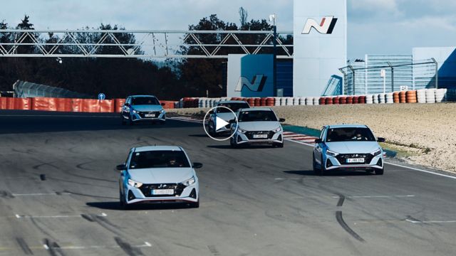 Bild, das drei Hyundai IONIQ 3 auf einer Rennstrecke zeigt.