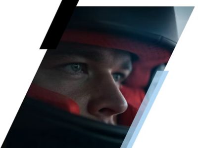 Close-up van coureur met helm in een Hyundai N-model.