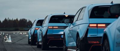 Meerdere Hyundai’s IONIQ 5 N opgesteld op een testcircuit, gezien van achteren.