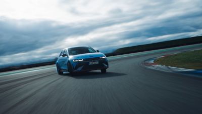 Vooraanzicht van een Hyundai IONIQ 5 N driftend door een bocht op het circuit.