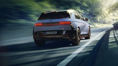 Achteraanzicht van een Hyundai IONIQ 5 N rijdend op het circuit.