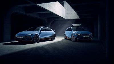 De volledig elektrische Hyundai IONIQ 5 N en IONIQ 6 N, geparkeerd in licht en schaduw.