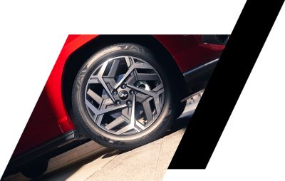 The stylish N Line alloy wheels of the KONA N Line. 