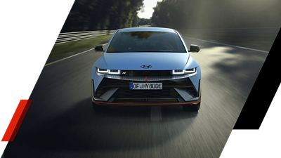 Hyundai i30 N na moste s rozsvietenými svetlometmi.