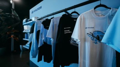 Hyundai N-jassen en T-shirts in de merchandise-shop.