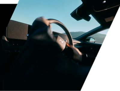 Bestuurder die het met leder beklede N-stuurwiel in de Hyundai IONIQ 5 N stevig vasthoudt.