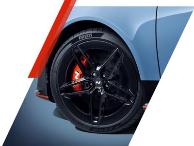 Hyundai N 20-inch gesmede lichtgewicht velg met Pirelli P Zero-banden.