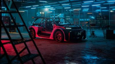 De concept car Hyundai RN24, geparkeerd in een donkere werkplaats.