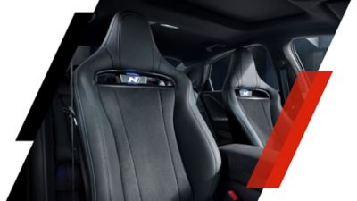 De Hyundai N-kuipstoelen met Alcantara- en lederen afwerking in het interieur van de IONIQ 6 N.