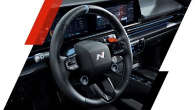 Het met leder beklede N-stuurwiel in het interieur van de Hyundai IONIQ 6 N.