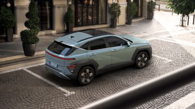 Hyundai KONA parcheggiata davanti a negozio in strada cittadina