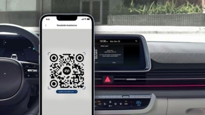 Display Hyundai e smartphone che mostrano la schermata di aggiornamento del portale Infotainment