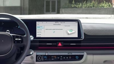 Lo schermo di infotainment di Hyundai IONIQ 5 mostra un aggiornamento del software di bordo