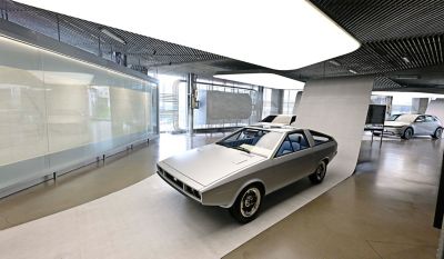 Driekwart vooraanzicht Hyundai Pony Coupé Concept in showroom-achtige omgeving.