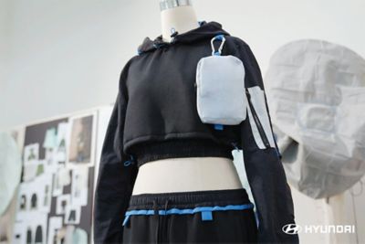 Vestiti su un manichino con logo Hyundai