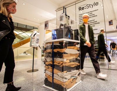 Esposizione di una borsa creata con materiali di scarto di veicoli Hyundai