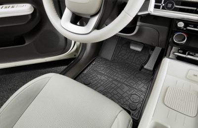 All-weather mat with fixing points on the driver’s floorspace in the Hyundai SANTA FE.