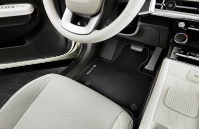 ECONYL® velour floor mat with anti-slip backing and fixing points in the Hyundai SANTA FE.