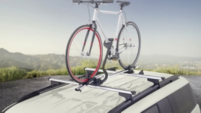 The roof of the Hyundai SANTA FE with a bycicle on a Bike Carrier Pro on two aluminium cross bars.