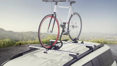 Het dak van de Hyundai SANTA FE met een fiets op een Bike Carrier Pro op twee aluminium dakdragers.